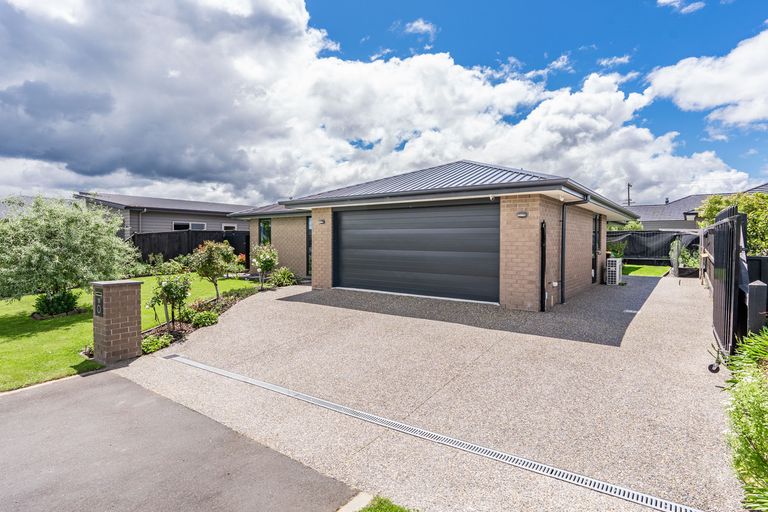 Photo of property in 16 Carrick Place, Mosgiel, 9024