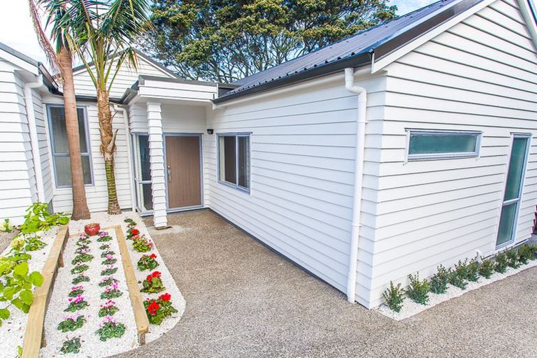 Photo of property in 1b Lynwood Road, New Lynn, Auckland, 0600
