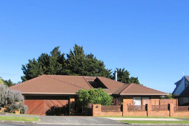 Photo of property in 33 Goodwood Drive, Goodwood Heights, Auckland, 2105