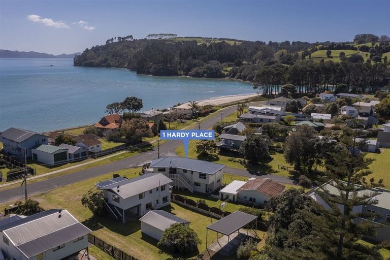 Photo of property in 1 Hardy Place, Cooks Beach, Whitianga, 3591