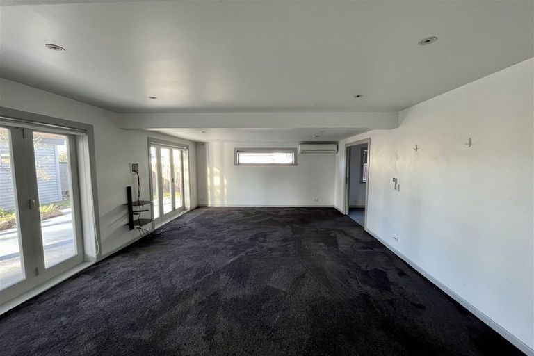 Photo of property in 21 Yeovil Road, Te Atatu Peninsula, Auckland, 0610