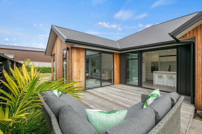 Photo of property in 11 Donnelly Street, Oakura, 4314