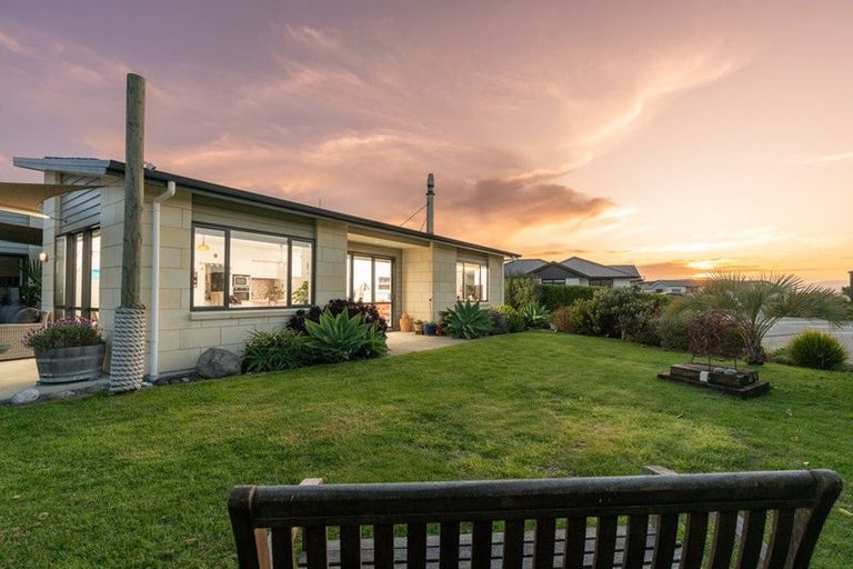 Photo of property in 18 Takahe Drive, Paraparaumu Beach, Paraparaumu, 5032