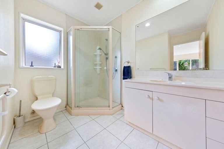 Photo of property in 114 Golfland Drive, Golflands, Auckland, 2013