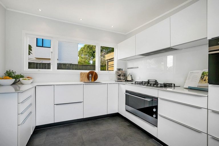 Photo of property in 22 Wright Road, Point Chevalier, Auckland, 1022