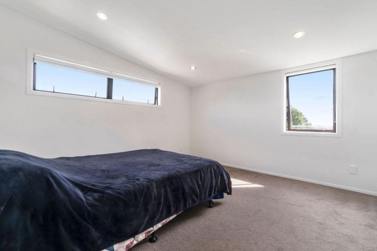 Photo of property in 72a Hobsonville Road, West Harbour, Auckland, 0618