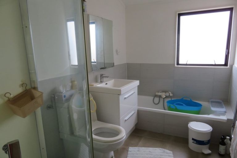 Photo of property in 1/138 East Coast Road, Forrest Hill, Auckland, 0620