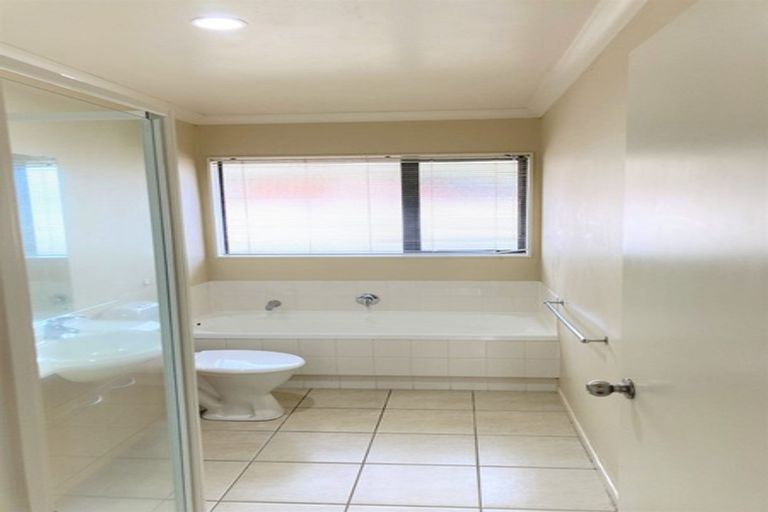 Photo of property in 16 Old Park Place, Takanini, 2112