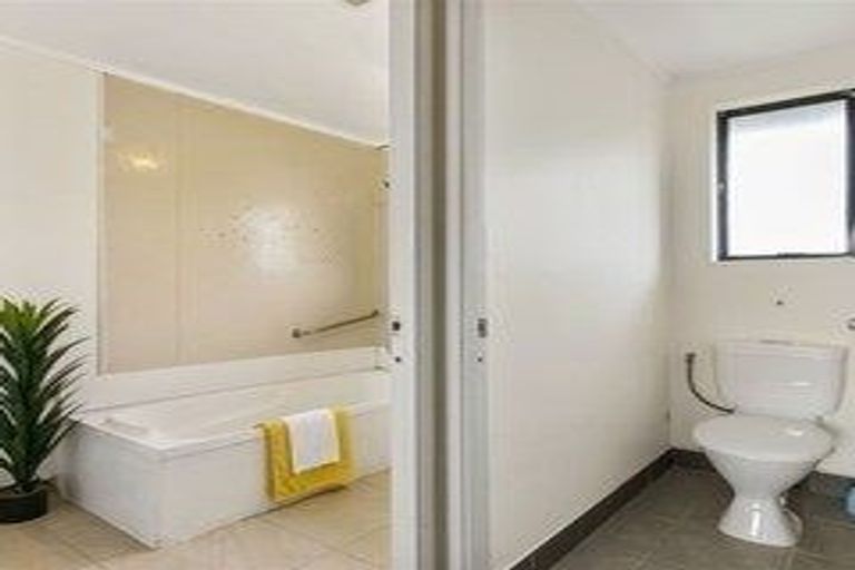 Photo of property in 2/61 Redcrest Avenue, Red Hill, Papakura, 2110