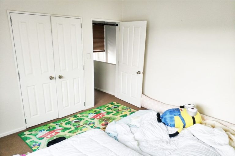 Photo of property in 8 Lakeridge Close, Northcross, Auckland, 0632