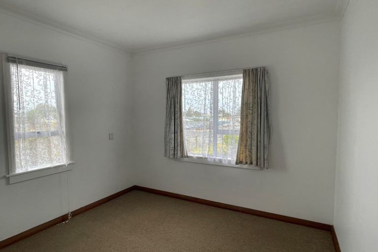 Photo of property in 1 Rangiora Street, Castlecliff, Whanganui, 4501