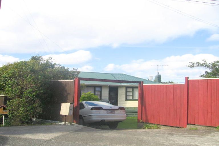 Photo of property in 182 Miromiro Road, Normandale, Lower Hutt, 5010