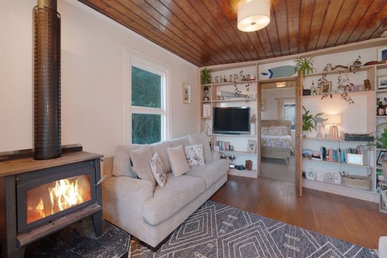 Photo of property in 20 Hawkhurst Road, Lyttelton, 8082