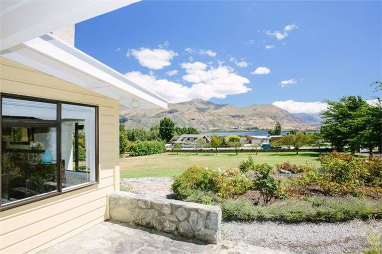 Photo of property in 261 Beacon Point Road, Wanaka, 9305