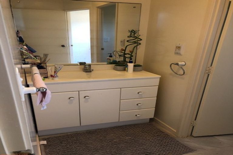 Photo of property in 1/14 Clematis Avenue, Murrays Bay, Auckland, 0630