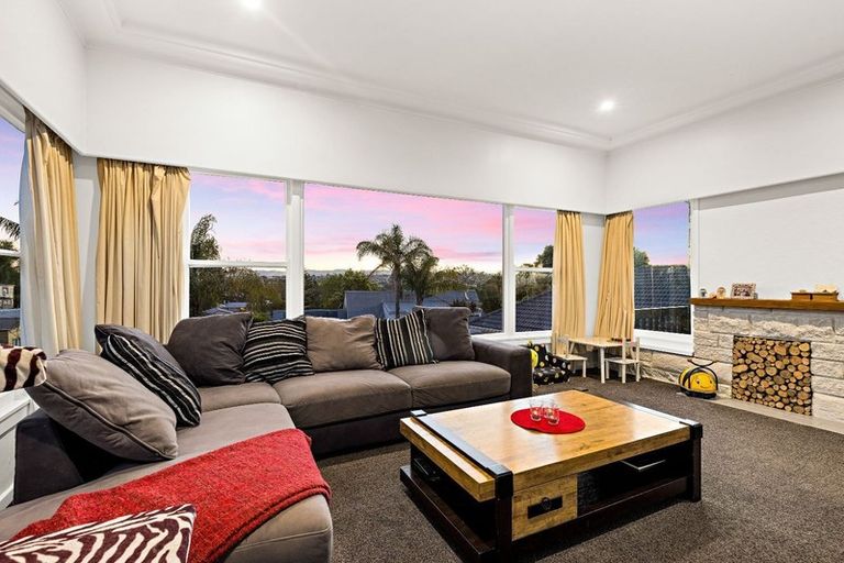 Photo of property in 1/13 Woodhouse Place, West Harbour, Auckland, 0618