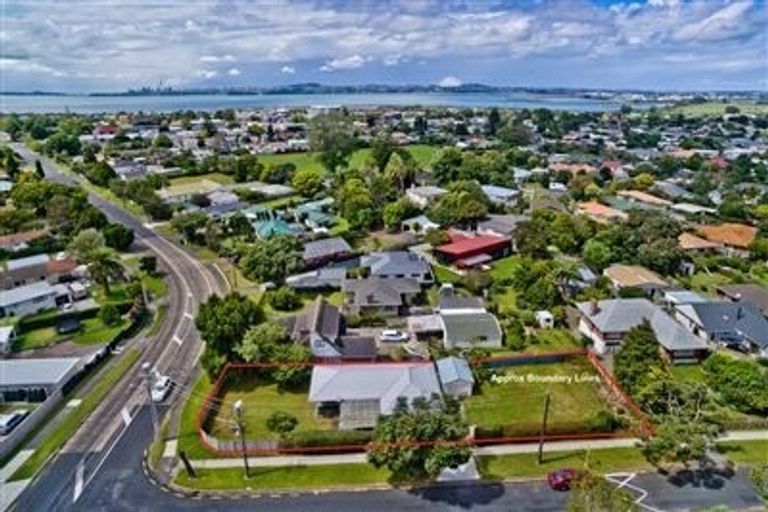 Photo of property in 57 Yeovil Road, Te Atatu Peninsula, Auckland, 0610