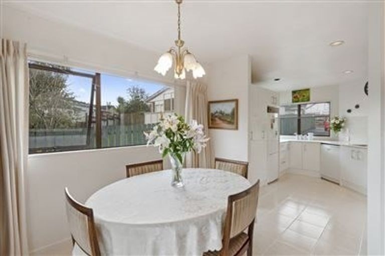 Photo of property in 2/12 Centorian Drive, Windsor Park, Auckland, 0632