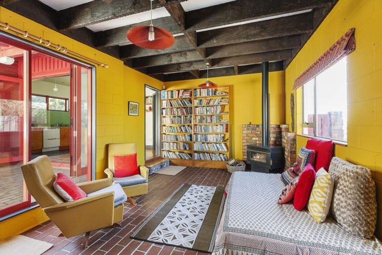 Photo of property in 124 Sutherland Road, Melrose, Wellington, 6023