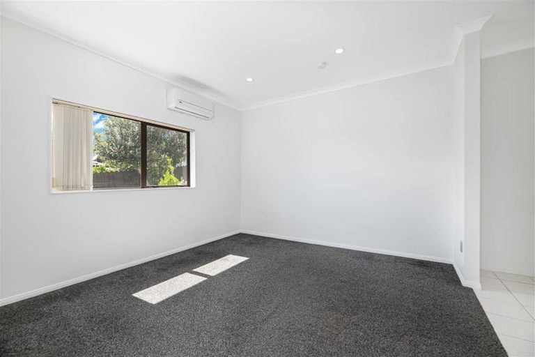 Photo of property in 76 San Valentino Drive, Henderson, Auckland, 0612