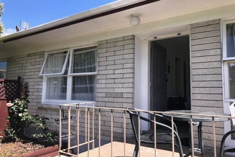 Photo of property in 2/13 Wykeham Place, Glenfield, Auckland, 0629