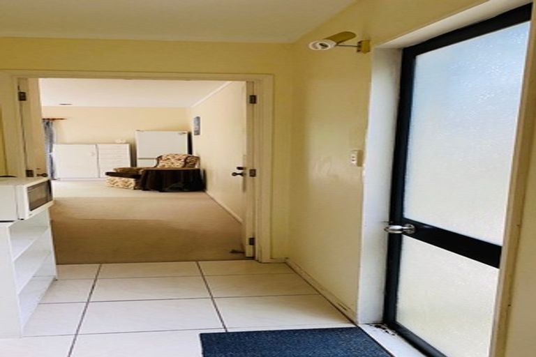 Photo of property in 211 Chelsea View Drive, Chatswood, Auckland, 0626