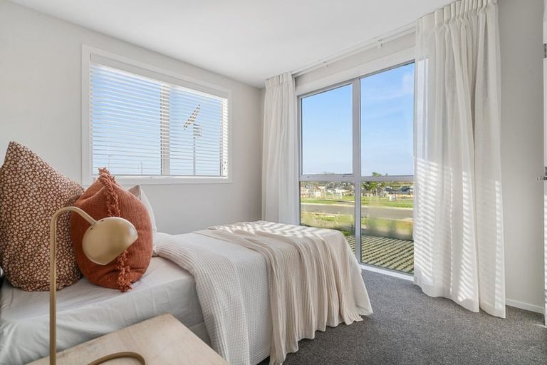 Photo of property in 36 Metoriti Crescent, Karaka, 2124