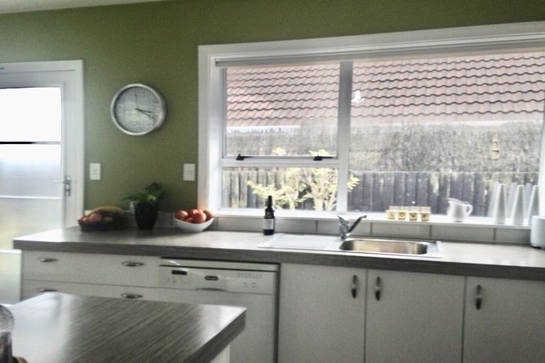 Photo of property in 2/3 Binstead Place, Avondale, Christchurch, 8061