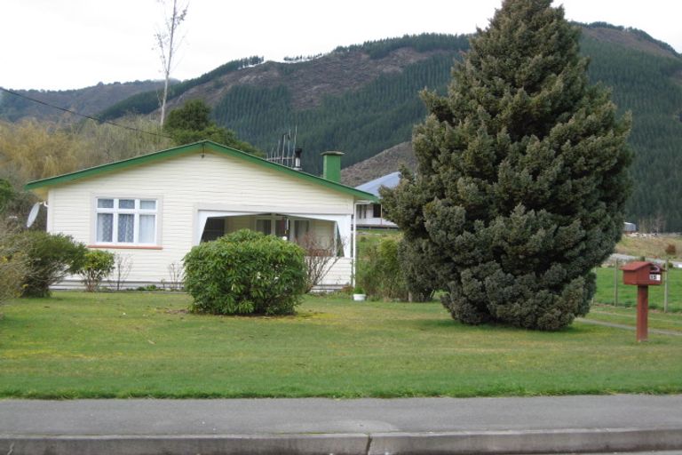 Photo of property in 155 Fairfax Street, Murchison, 7007