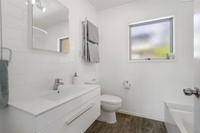 Photo of property in 2/84 Peach Road, Glenfield, Auckland, 0629