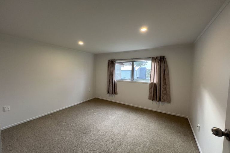 Photo of property in 1 Cleve Road, Green Bay, Auckland, 0604