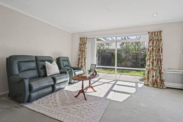 Photo of property in 4 Wardour Mews, Avonhead, Christchurch, 8042
