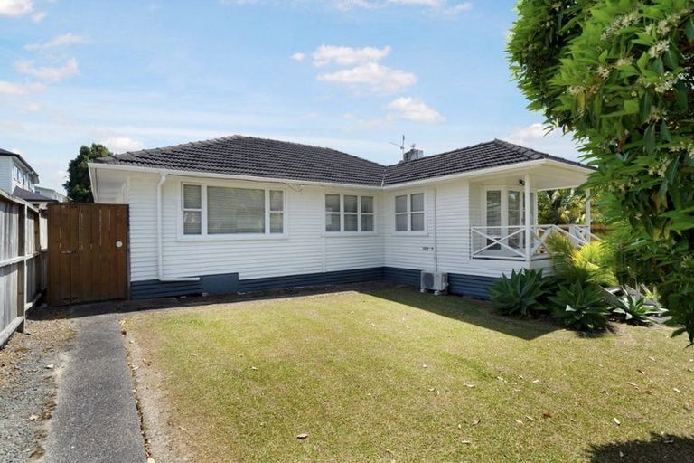 Photo of property in 16 Coniston Avenue, Te Atatu South, Auckland, 0610