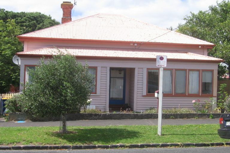 Photo of property in 2 Owens Road, Devonport, Auckland, 0624