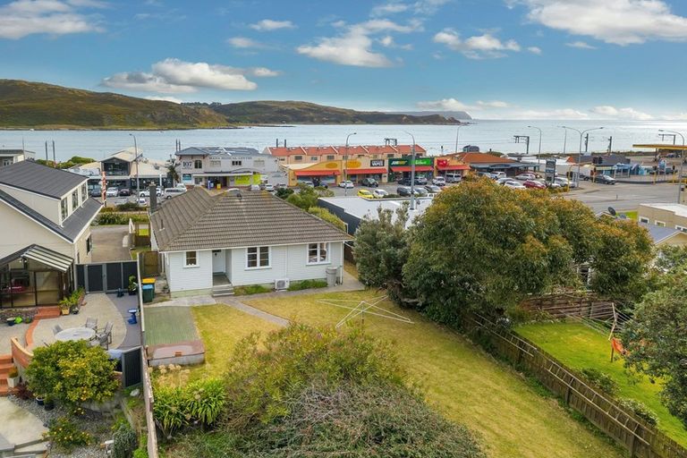 Photo of property in 136 Mana Esplanade, Paremata, Porirua, 5026