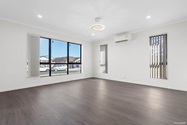 Photo of property in 13 Koroheke Road, Takanini, 2110