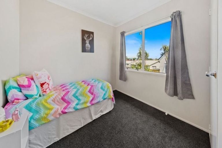 Photo of property in 2/20 Solveig Place, Randwick Park, Auckland, 2105