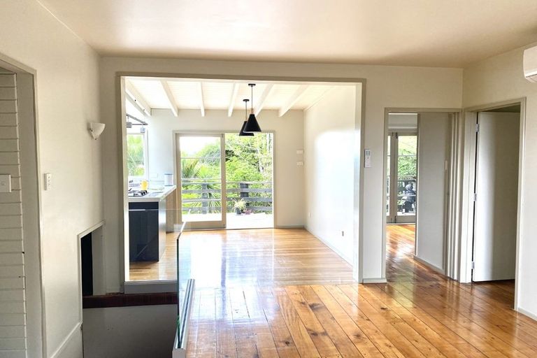 Photo of property in 8 Arapito Road, Titirangi, Auckland, 0604