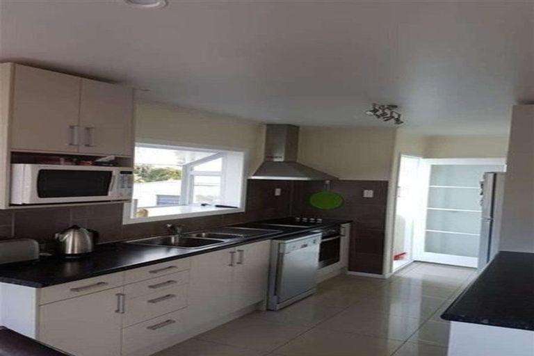 Photo of property in 55 Divich Avenue, Te Atatu South, Auckland, 0610
