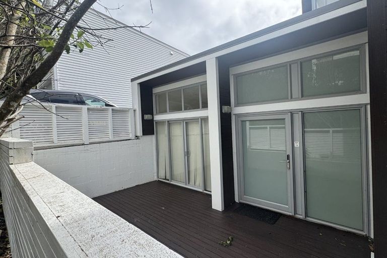 Photo of property in 22 Tiketike Way, Brooklyn, Wellington, 6021