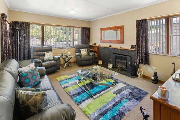 Photo of property in 16 Ongo Road, Hunterville, 4730