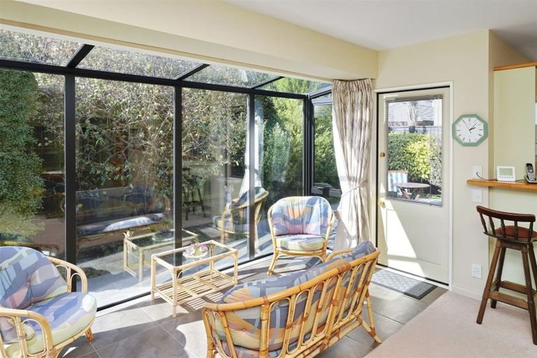 Photo of property in 2/112 Memorial Avenue, Burnside, Christchurch, 8053
