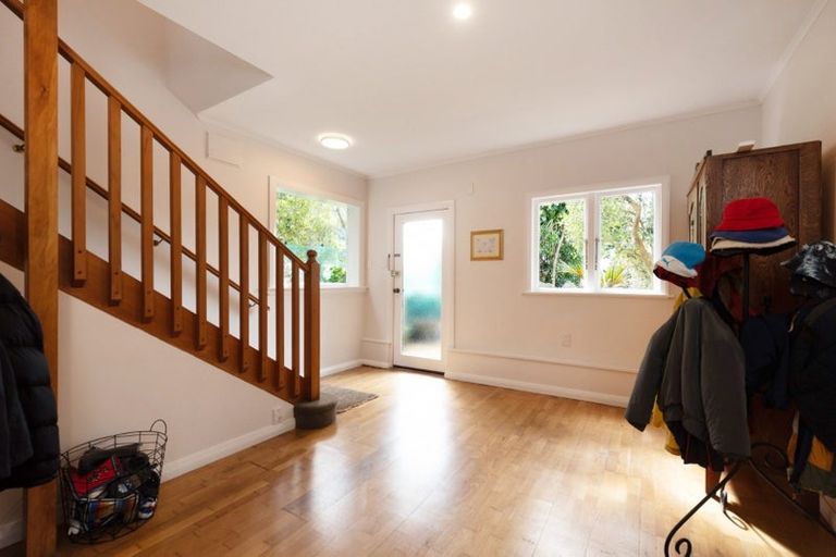 Photo of property in 115 Breaker Bay Road, Breaker Bay, Wellington, 6022