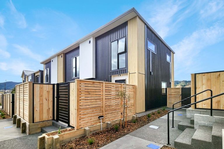 Photo of property in 6/7 Wainuiomata Road, Wainuiomata, Lower Hutt, 5014