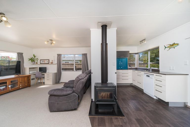 Photo of property in 97 Hillcrest Drive, Kelvin Grove, Palmerston North, 4414