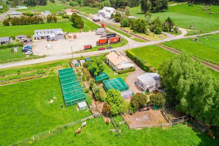 Photo of property in 10 Ruawhata Road, Mangatainoka, Pahiatua, 4982