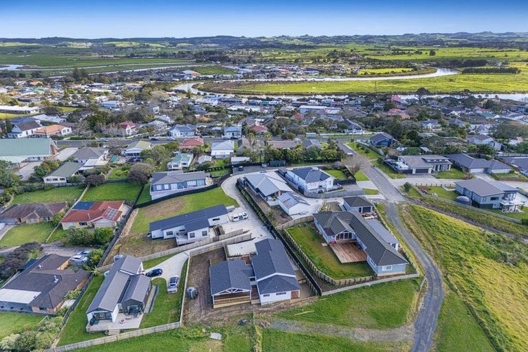 Photo of property in 4d Forlong Rise, Helensville, 0800