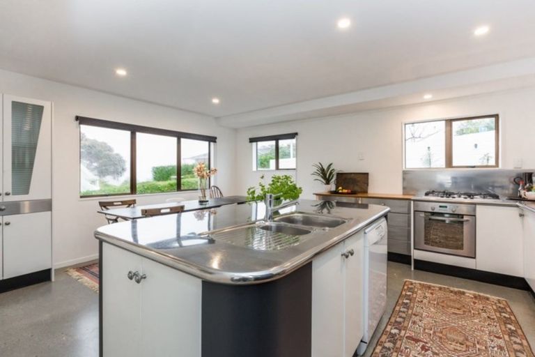 Photo of property in 24 Roslyn Road, Bluff Hill, Napier, 4110