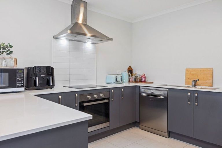 Photo of property in 8 Naeo Close, Papamoa Beach, Papamoa, 3118