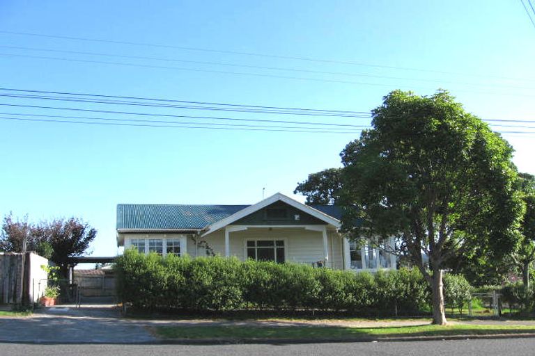 Photo of property in 13 Islington Avenue, New Lynn, Auckland, 0600